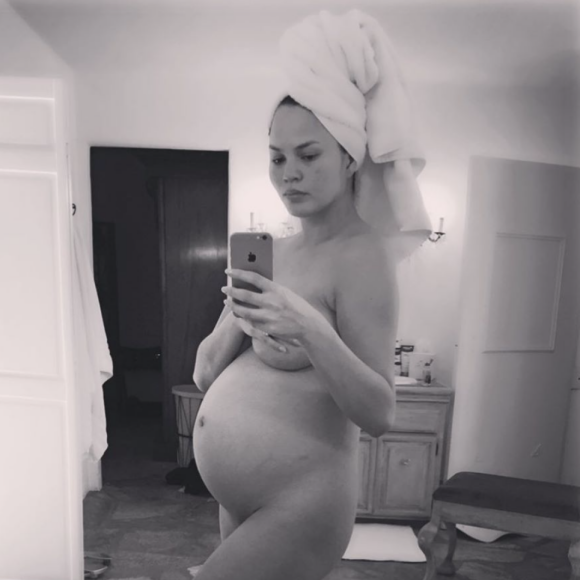 Chrissy Teigen, nostalgique de ses grossesses. Photo publiée le 12 mai 2019.
