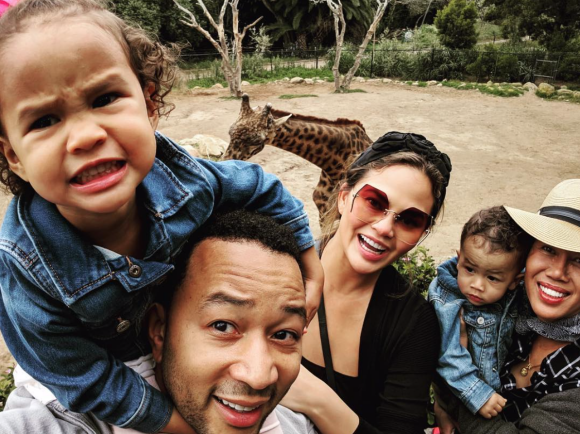 John Legend, Chrissy Teigen, leurs deux enfants et la mère de Chrissy. Avril 2019.