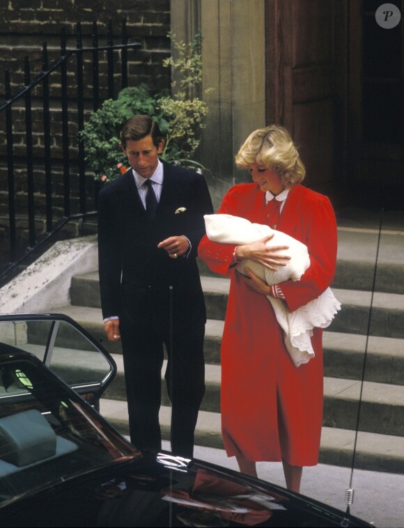 La princesse Diana et le prince Charles à la sortie du St Mary's Hospital avec leur bébé le prince Harry né le 15 septembre 1984. Photos prises le 17 septembre 2018