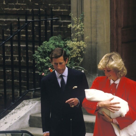 La princesse Diana et le prince Charles à la sortie du St Mary's Hospital avec leur bébé le prince Harry né le 15 septembre 1984. Photos prises le 17 septembre 2018