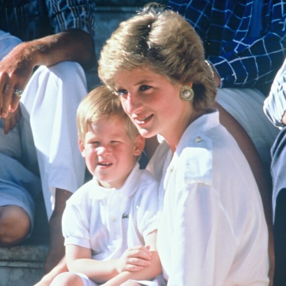 Lady Diana et le prince Harry en 1988.