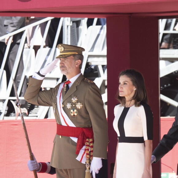 Le roi Felipe VI d'Espagne et la reine Letizia lors de la parade du 175e anniversaire de la garde civile espagnole au palais royal à Madrid le 13 mai 2019