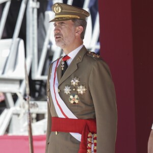 Le roi Felipe VI d'Espagne et la reine Letizia lors de la parade du 175e anniversaire de la garde civile espagnole au palais royal à Madrid le 13 mai 2019