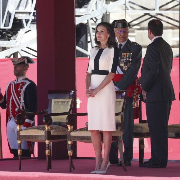 Le roi Felipe VI d'Espagne et la reine Letizia lors de la parade du 175e anniversaire de la garde civile espagnole au palais royal à Madrid le 13 mai 2019