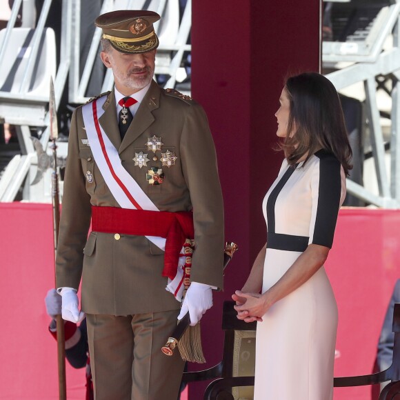 Le roi Felipe VI d'Espagne et la reine Letizia lors de la parade du 175e anniversaire de la garde civile espagnole au palais royal à Madrid le 13 mai 2019