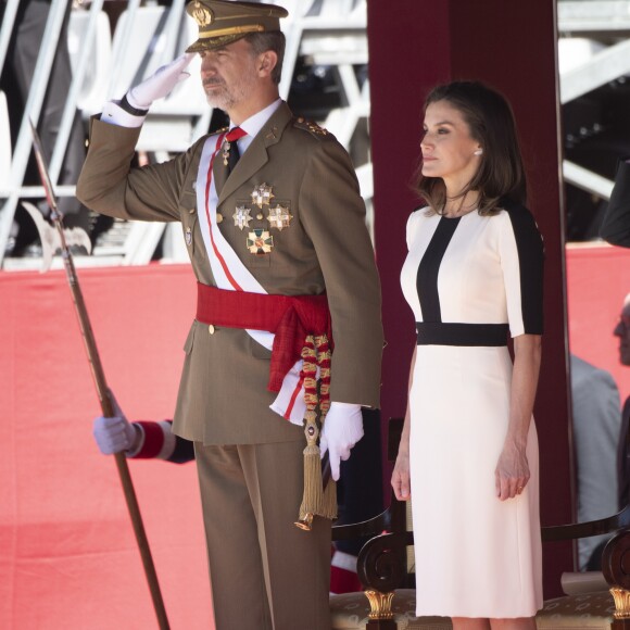 Le roi Felipe VI d'Espagne et la reine Letizia lors de la parade du 175e anniversaire de la garde civile espagnole au palais royal à Madrid le 13 mai 2019