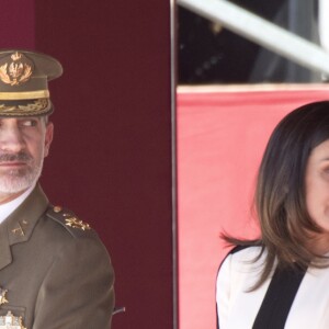 Le roi Felipe VI d'Espagne et la reine Letizia lors de la parade du 175e anniversaire de la garde civile espagnole au palais royal à Madrid le 13 mai 2019
