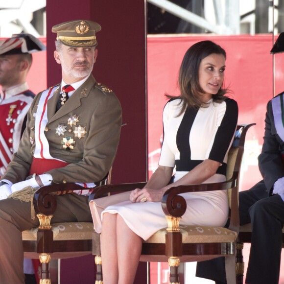 Le roi Felipe VI d'Espagne et la reine Letizia lors de la parade du 175e anniversaire de la garde civile espagnole au palais royal à Madrid le 13 mai 2019