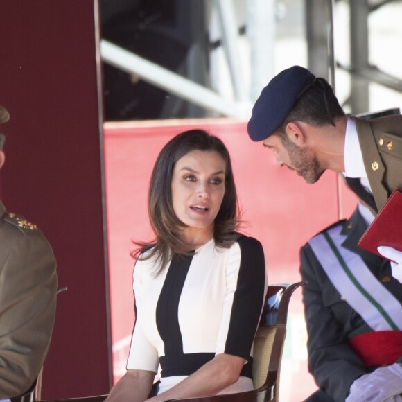 Le roi Felipe VI d'Espagne et la reine Letizia lors de la parade du 175e anniversaire de la garde civile espagnole au palais royal à Madrid le 13 mai 2019