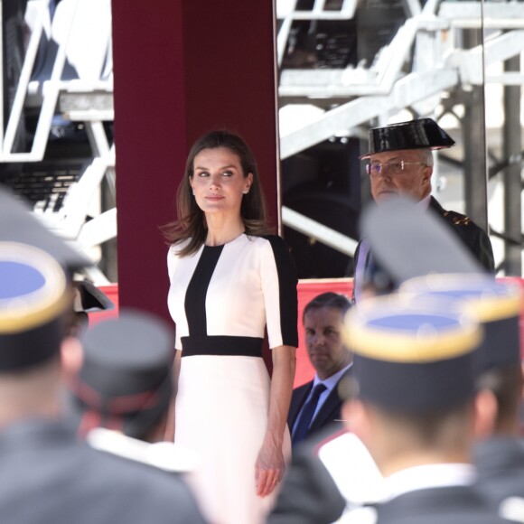 La reine Letizia d'Espagne lors de la parade du 175e anniversaire de la garde civile espagnole au palais royal à Madrid le 13 mai 2019