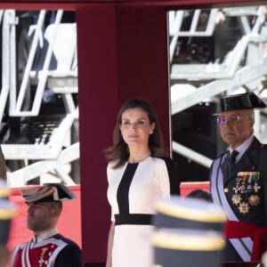 Le roi Felipe VI d'Espagne et la reine Letizia lors de la parade du 175e anniversaire de la garde civile espagnole au palais royal à Madrid le 13 mai 2019