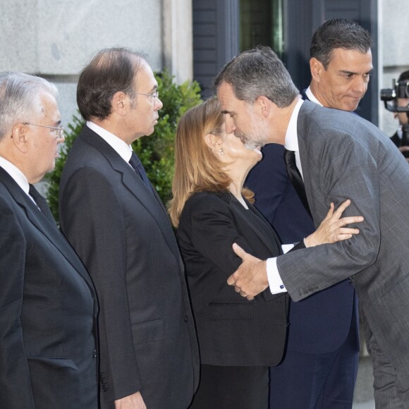 Le roi Felipe VI et la reine Letizia d'Espagne se sont recueillis le 10 mai 2019 à la chapelle ardente installée au Parlement à Madrid suite à la mort de l'homme politique Alfredo Perez Rubalcaba.