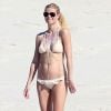 Exclusif - Gwyneth Paltrow en vacances sur la plage de Cabo San Lucas au Mexique le 17 janvier 2015. Gwyneth est avec son amie Crystal Lourd.