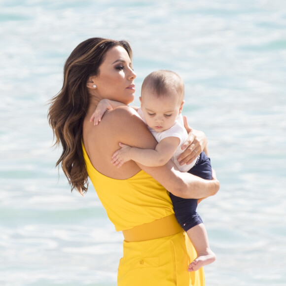 Eva Longoria et son fils Santiago sur la plage à Cannes lors du 72ème Festival International du Film de Cannes, le 15 mai 2019.