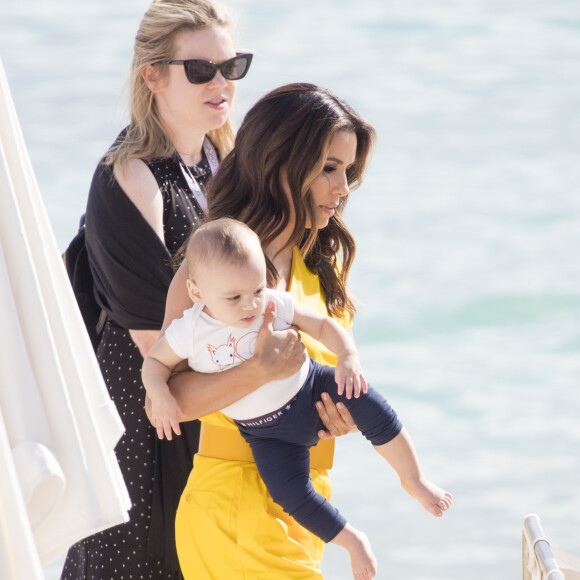 Eva Longoria et son fils Santiago sur la plage à Cannes lors du 72ème Festival International du Film de Cannes, le 15 mai 2019.