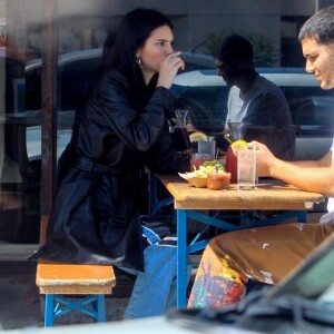 Exclusif - Kendall Jenner mange des tacos en compagnie d'un mystérieux inconnu en terrasse d'un restaurant à Los Angeles, le 16 mai 2019.