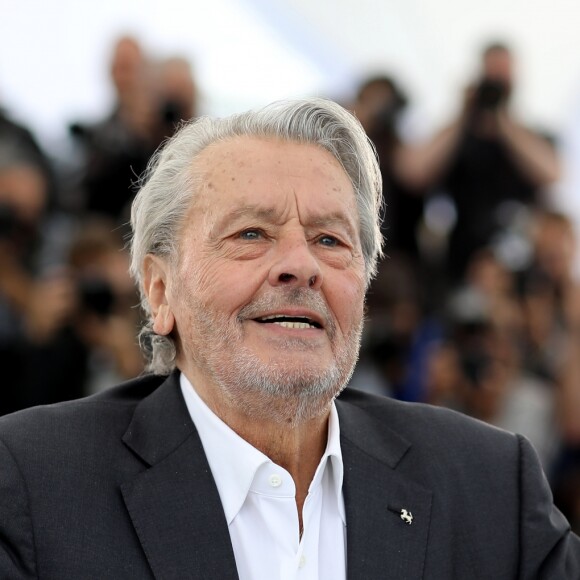 Photocall de la Palme d'or d'honneur à Alain Delon lors du 72ème Festival International du film de Cannes. Le 19 mai 2019 © Jacovides-Moreau / Bestimage