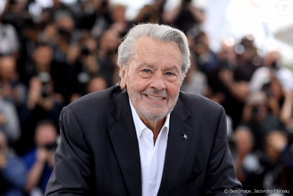 Alain Delon : Tout souriant malgré la polémique pour recevoir son prix à Cannes - Purepeople