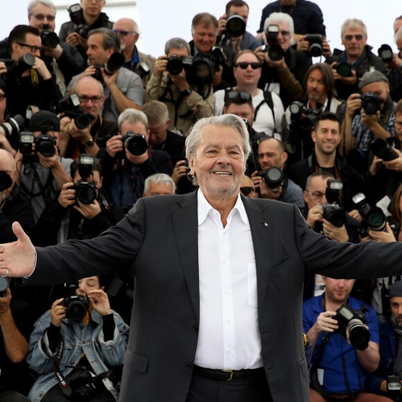 Photocall de la Palme d'or d'honneur à Alain Delon lors du 72ème Festival International du film de Cannes. Le 19 mai 2019 © Jacovides-Moreau / Bestimage