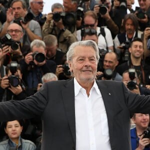 Photocall de la Palme d'or d'honneur à Alain Delon lors du 72ème Festival International du film de Cannes. Le 19 mai 2019 © Jacovides-Moreau / Bestimage