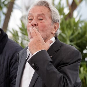 Photocall de la Palme d'or d'honneur à Alain Delon lors du 72ème Festival International du film de Cannes. Le 19 mai 2019 © Jacovides-Moreau / Bestimage