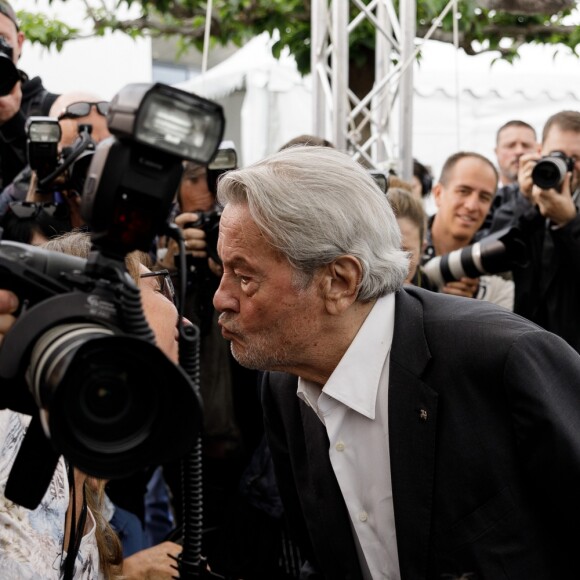 Photocall de la Palme d'or d'honneur à Alain Delon lors du 72ème Festival International du film de Cannes. Le 19 mai 2019 © Jacovides-Moreau / Bestimage