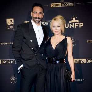 Adil Rami et sa compagne Pamela Anderson au photocall de la 28ème cérémonie des trophées UNFP (Union nationale des footballeurs professionnels) au Pavillon d'Armenonville à Paris, France, le 19 mai 2019.