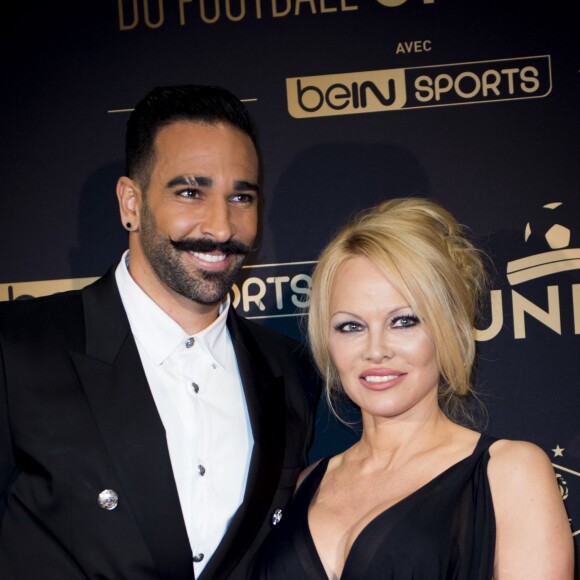 Adil Rami et sa compagne Pamela Anderson au photocall de la 28ème cérémonie des trophées UNFP (Union nationale des footballeurs professionnels) au Pavillon d'Armenonville à Paris, France, le 19 mai 2019.