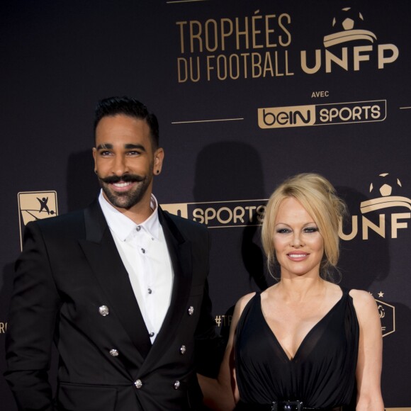 Adil Rami et sa compagne Pamela Anderson au photocall de la 28ème cérémonie des trophées UNFP (Union nationale des footballeurs professionnels) au Pavillon d'Armenonville à Paris, France, le 19 mai 2019.