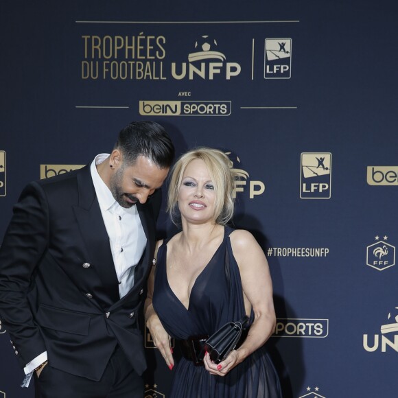 Adil Rami et sa compagne Pamela Anderson au photocall de la 28ème cérémonie des trophées UNFP (Union nationale des footballeurs professionnels) au Pavillon d'Armenonville à Paris, France, le 19 mai 2019.