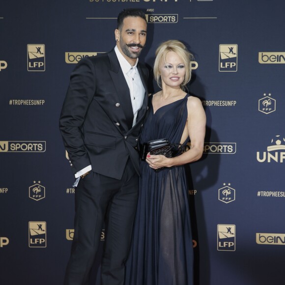 Adil Rami et sa compagne Pamela Anderson au photocall de la 28ème cérémonie des trophées UNFP (Union nationale des footballeurs professionnels) au Pavillon d'Armenonville à Paris, France, le 19 mai 2019.