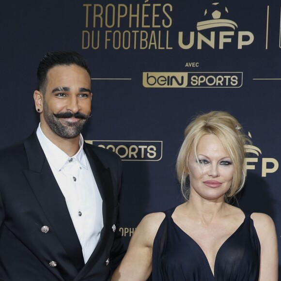 Adil Rami et sa compagne Pamela Anderson au photocall de la 28ème cérémonie des trophées UNFP (Union nationale des footballeurs professionnels) au Pavillon d'Armenonville à Paris, France, le 19 mai 2019.
