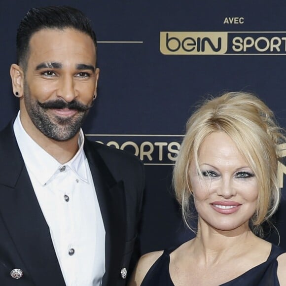 Adil Rami et sa compagne Pamela Anderson au photocall de la 28ème cérémonie des trophées UNFP (Union nationale des footballeurs professionnels) au Pavillon d'Armenonville à Paris, France, le 19 mai 2019.