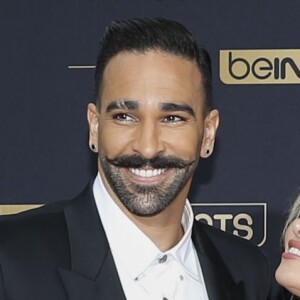 Adil Rami et sa compagne Pamela Anderson au photocall de la 28ème cérémonie des trophées UNFP (Union nationale des footballeurs professionnels) au Pavillon d'Armenonville à Paris, France, le 19 mai 2019.