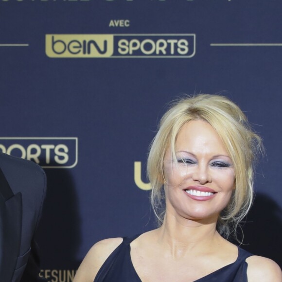 Adil Rami et sa compagne Pamela Anderson au photocall de la 28ème cérémonie des trophées UNFP (Union nationale des footballeurs professionnels) au Pavillon d'Armenonville à Paris, France, le 19 mai 2019.