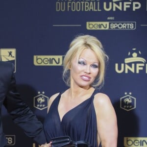 Adil Rami et sa compagne Pamela Anderson au photocall de la 28ème cérémonie des trophées UNFP (Union nationale des footballeurs professionnels) au Pavillon d'Armenonville à Paris, France, le 19 mai 2019.