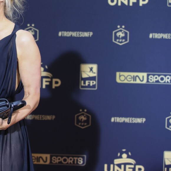 Adil Rami et sa compagne Pamela Anderson au photocall de la 28ème cérémonie des trophées UNFP (Union nationale des footballeurs professionnels) au Pavillon d'Armenonville à Paris, France, le 19 mai 2019.
