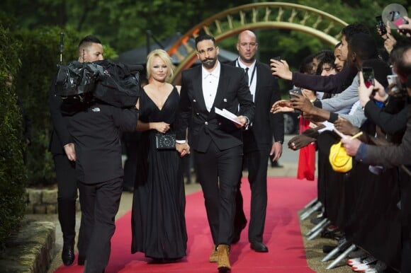 Adil Rami et sa compagne Pamela Anderson arrivent à la 28ème cérémonie des trophées UNFP (Union nationale des footballeurs professionnels) au Pavillon d'Armenonville à Paris, France, le 19 mai 2019.