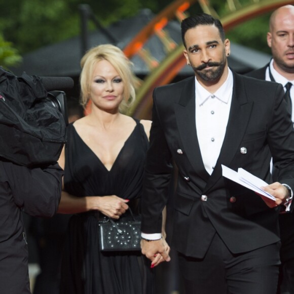 Adil Rami et sa compagne Pamela Anderson arrivent à la 28ème cérémonie des trophées UNFP (Union nationale des footballeurs professionnels) au Pavillon d'Armenonville à Paris, France, le 19 mai 2019.