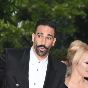 Adil Rami et sa compagne Pamela Anderson arrivent à la 28ème cérémonie des trophées UNFP (Union nationale des footballeurs professionnels) au Pavillon d'Armenonville à Paris, France, le 19 mai 2019. © Coadic Guirec/Bestimage