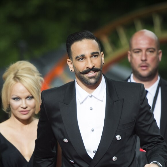 Adil Rami et sa compagne Pamela Anderson arrivent à la 28ème cérémonie des trophées UNFP (Union nationale des footballeurs professionnels) au Pavillon d'Armenonville à Paris, France, le 19 mai 2019.