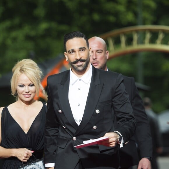 Adil Rami et sa compagne Pamela Anderson arrivent à la 28ème cérémonie des trophées UNFP (Union nationale des footballeurs professionnels) au Pavillon d'Armenonville à Paris, France, le 19 mai 2019.