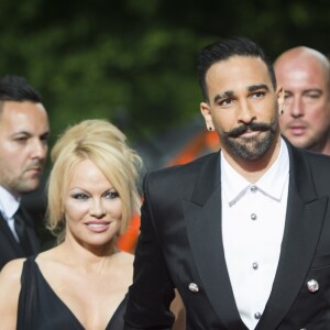 Adil Rami et sa compagne Pamela Anderson arrivent à la 28ème cérémonie des trophées UNFP (Union nationale des footballeurs professionnels) au Pavillon d'Armenonville à Paris, France, le 19 mai 2019.