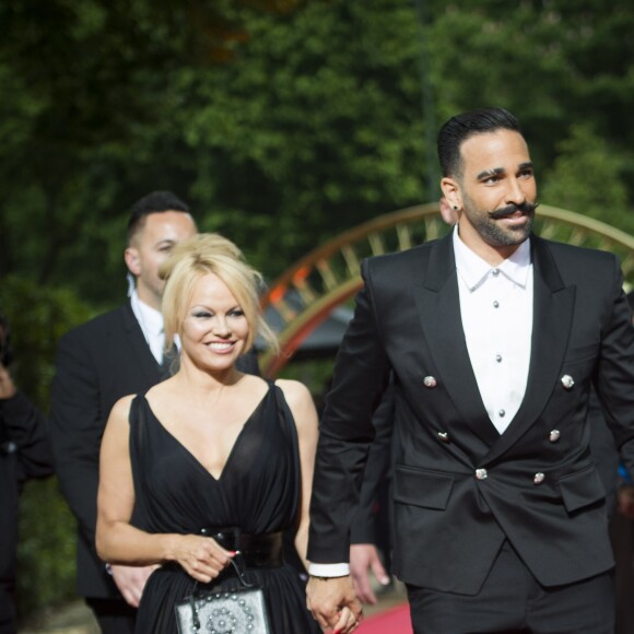 Adil Rami et sa compagne Pamela Anderson arrivent à la 28ème cérémonie des trophées UNFP (Union nationale des footballeurs professionnels) au Pavillon d'Armenonville à Paris, France, le 19 mai 2019.