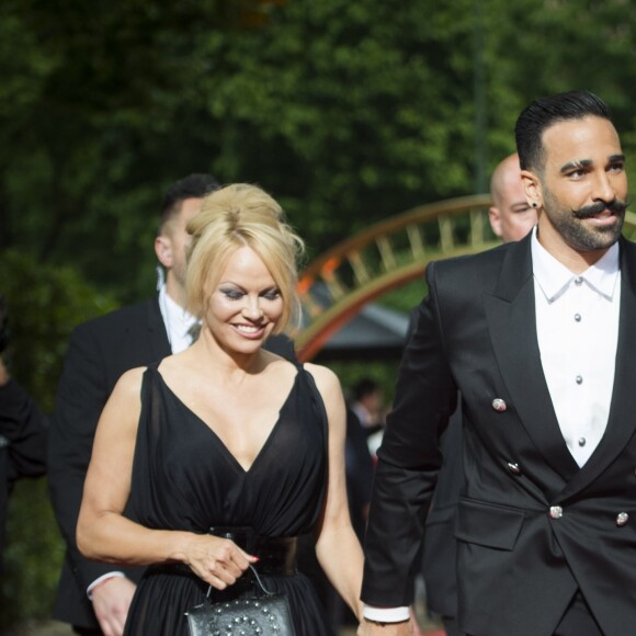 Adil Rami et sa compagne Pamela Anderson arrivent à la 28ème cérémonie des trophées UNFP (Union nationale des footballeurs professionnels) au Pavillon d'Armenonville à Paris, France, le 19 mai 2019.