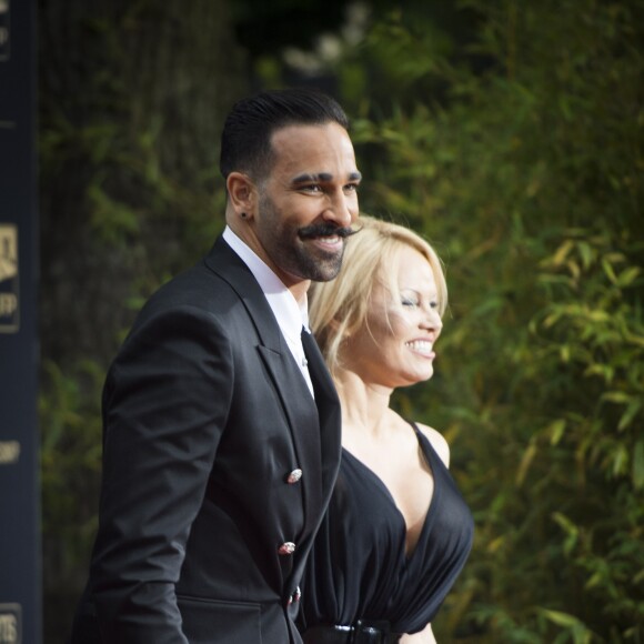 Adil Rami et sa compagne Pamela Anderson arrivent à la 28ème cérémonie des trophées UNFP (Union nationale des footballeurs professionnels) au Pavillon d'Armenonville à Paris, France, le 19 mai 2019.