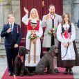 Le prince héritier Haakon de Norvège, la princesse Mette-Marit, la princesse Ingrid Alexandra et le prince Sverre Magnus et leurs chiens Milly Kakao et Muffin Kråkebolle le 17 mai 2019 devant leur résidence de Skaugum à Asker pour les célébrations matinales de la Fête nationale norvégienne.