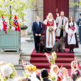 Le prince héritier Haakon de Norvège, la princesse Mette-Marit, la princesse Ingrid Alexandra et le prince Sverre Magnus et leurs chiens Milly Kakao et Muffin Kråkebolle le 17 mai 2019 devant leur résidence de Skaugum à Asker pour les célébrations matinales de la Fête nationale norvégienne.