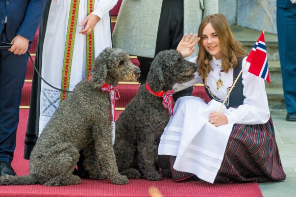 La princesse Ingrid Alexandra de Norvège avec ses chiens Milly Kakao et Muffin Kråkebolle le 17 mai 2019 devant la résidence royale de Skaugum à Asker pour les célébrations matinales de la Fête nationale norvégienne.