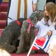 La princesse Ingrid Alexandra de Norvège avec ses chiens Milly Kakao et Muffin Kråkebolle le 17 mai 2019 devant la résidence royale de Skaugum à Asker pour les célébrations matinales de la Fête nationale norvégienne.
